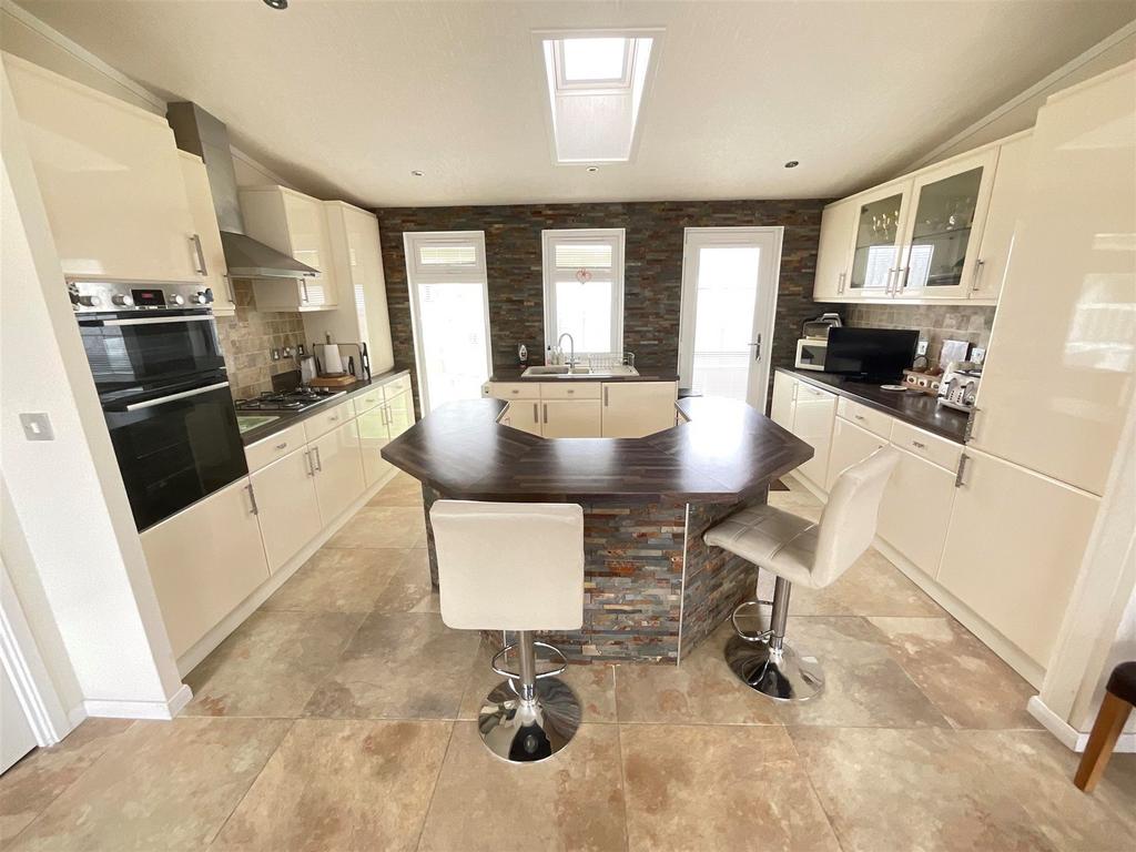The Oaks, Battlesbridge, Wickford, Essex 2 bed park home for sale £