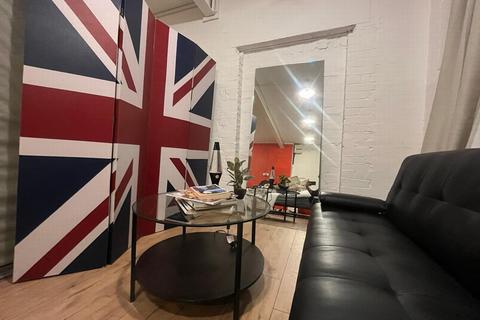 Studio to rent, Coronet Street, London N1