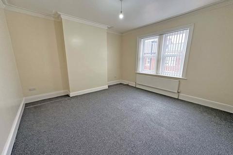 3 bedroom flat to rent, George Street, Wallsend, Tyne and Wear