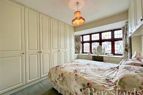 3 bedroom semi-detached house for sale, Kenilworth Gardens, Hornchurch, RM12