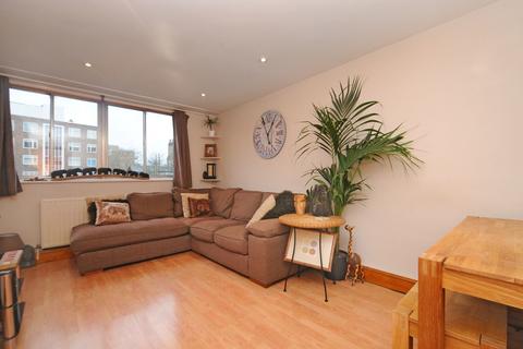 2 bedroom flat to rent, Upper Richmond Road Putney SW15