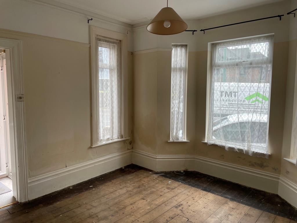 Ground Floor Flat - living Room with double aspect