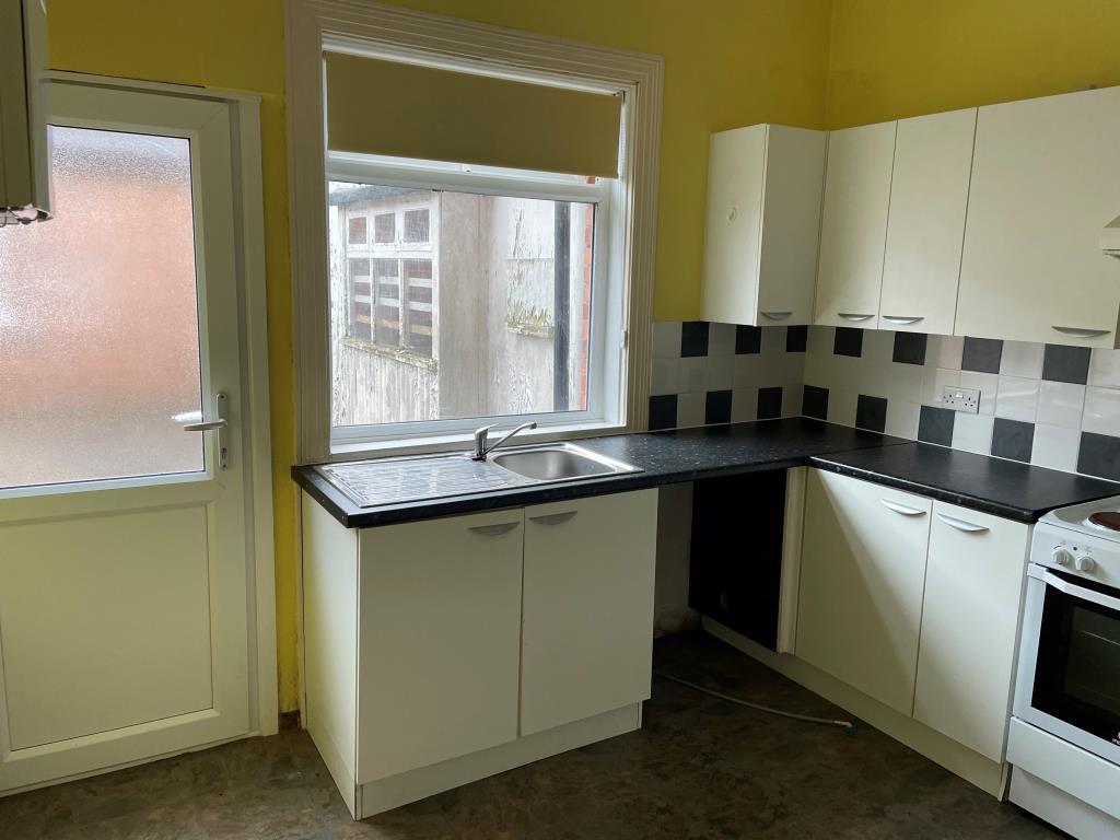 Ground Floor Flat - kitchen with door to courtyard