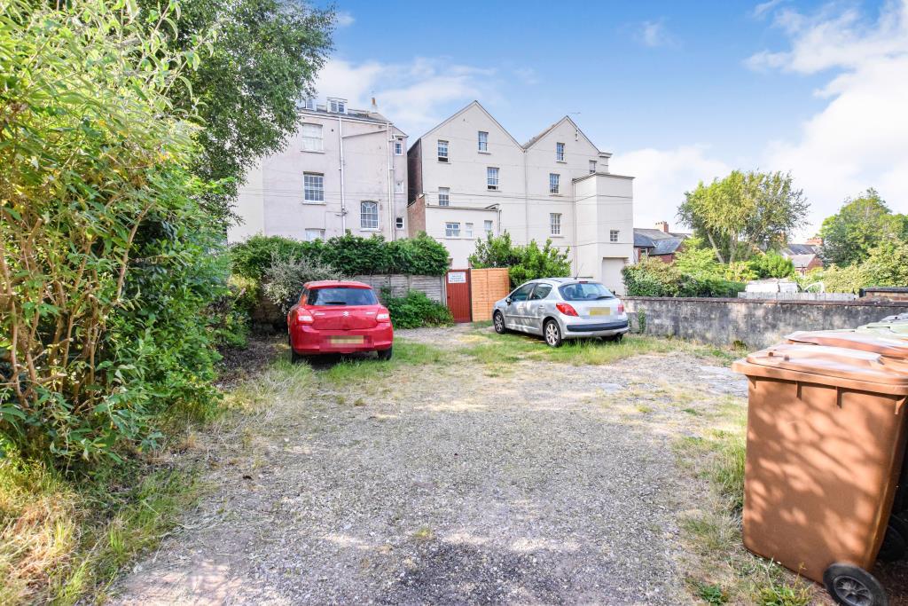 General view of the front parking at the rear of 1