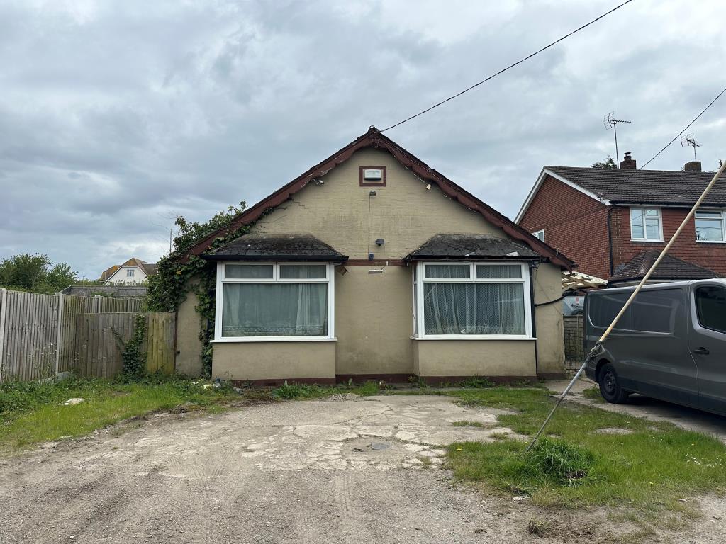 Detached bungalow with parking