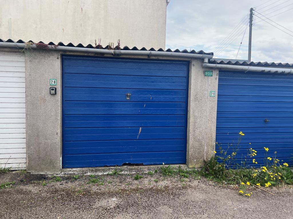 Single garage en bloc with up and over door