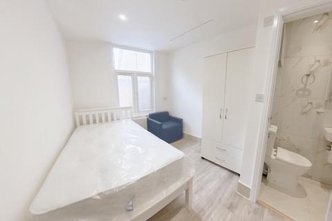 4 bedroom flat share to rent, High Road, London N20