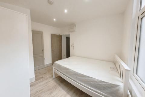 4 bedroom flat share to rent, High Road, London N20