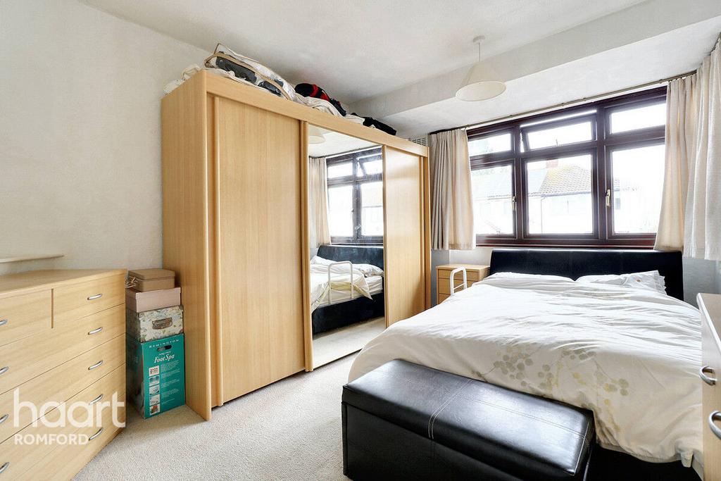 Valentines Way, Romford, RM7 0YH 3 bed terraced house for sale £375,000