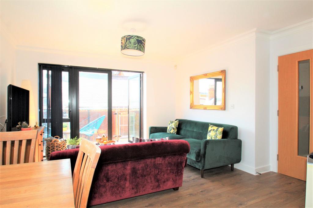 Lounge/Dining