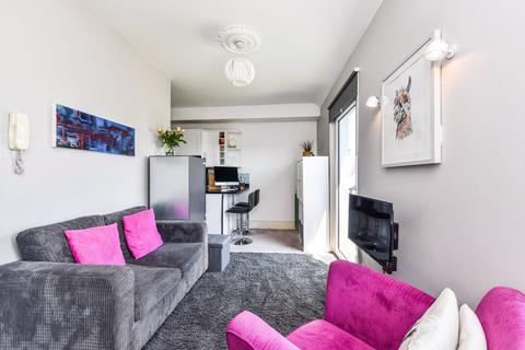 1 bedroom flat for sale, Byron Court, 7 Charles Street, Petersfield, Hampshire