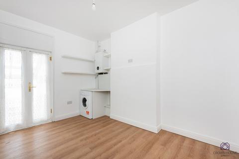 4 bedroom end of terrace house to rent, Spencer Road, London, N11