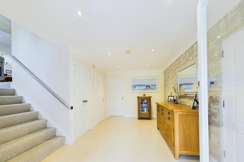 4 bedroom detached house for sale, Pinefields Close, West Hill