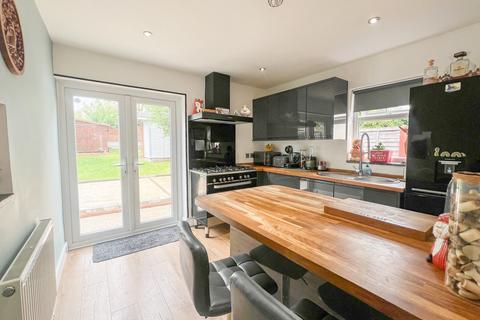 28 Belchamps Way, Hockley, SS5 4NU