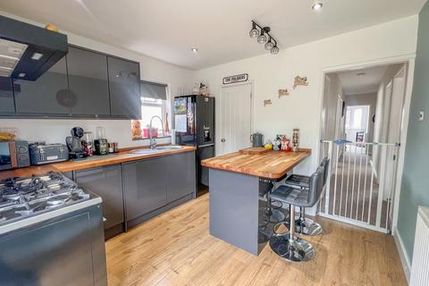 28 Belchamps Way, Hockley, SS5 4NU