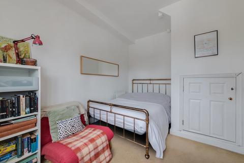 3 bedroom flat for sale, Kelly Avenue, London