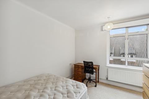 3 bedroom flat to rent, Castelnau, Barnes, London