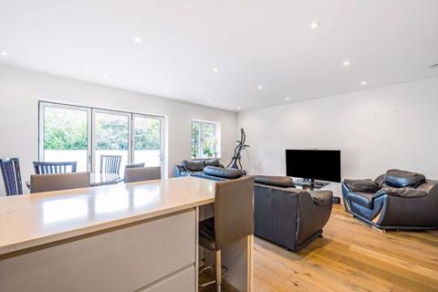 Flat 3, 97 Woodcote Valley Road, Purley, CR8 3BJ