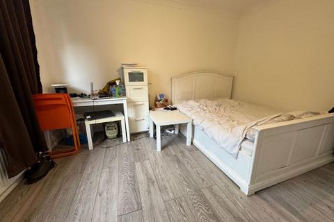 2 bedroom flat for sale, Blundell Road, Edgware