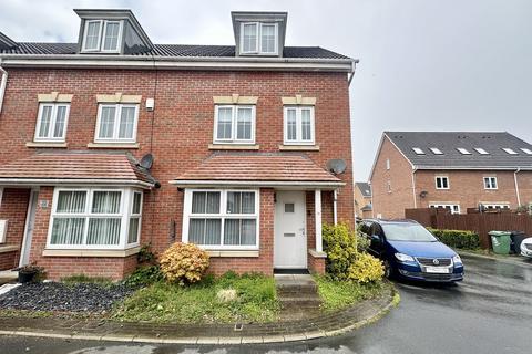 4 bedroom end of terrace house to rent, Kings Park, Birstall