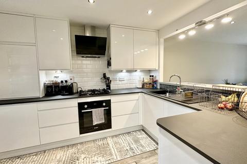 4 bedroom end of terrace house to rent, Kings Park, Birstall
