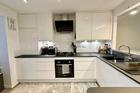 4 bedroom end of terrace house to rent, Kings Park, Birstall