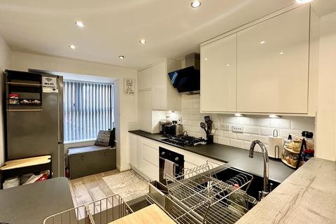 4 bedroom end of terrace house to rent, Kings Park, Birstall