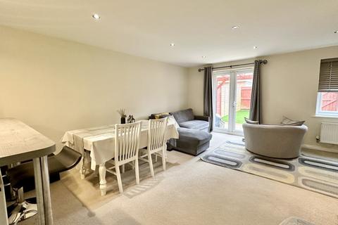 4 bedroom end of terrace house to rent, Kings Park, Birstall