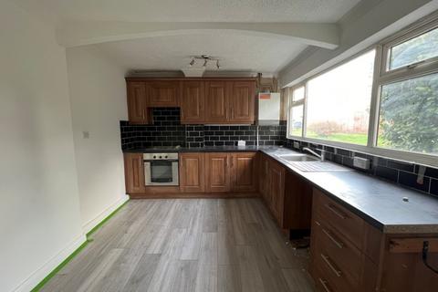 3 bedroom end of terrace house to rent, Woodland Way, Burntwood
