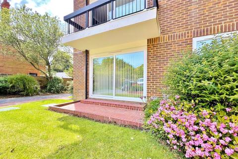 1 bedroom flat for sale, Grand Avenue, Worthing, West Sussex, BN11