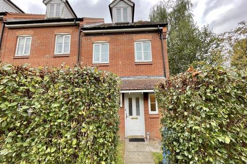 4 bedroom semi-detached house to rent, Tolye Road, Norwich