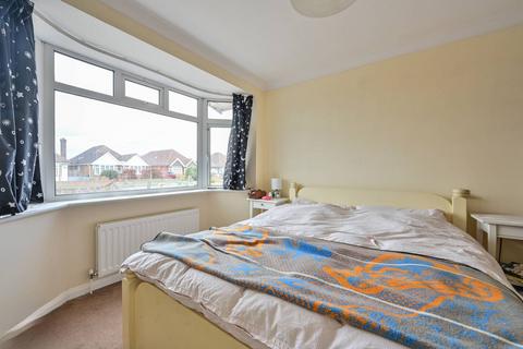 4 bedroom bungalow to rent, Louis Fields, Fairlands, Guildford, GU3