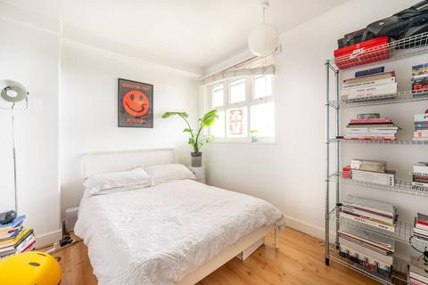 4 bedroom flat to rent, Marcon court, Amhurst Road, Hackney, London, E8
