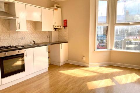2 bedroom flat to rent, Hoe Street, London E17
