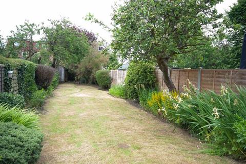 37 Blenheim Crescent, Leigh-on-sea, SS9 3DT