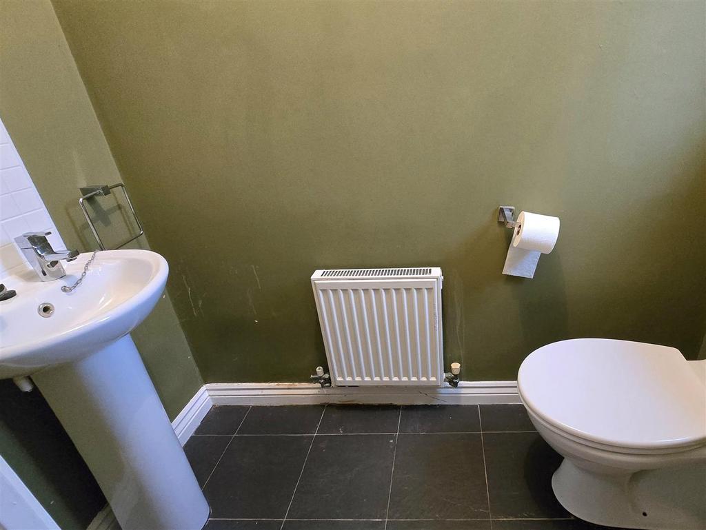 Guest Cloakroom/ WC