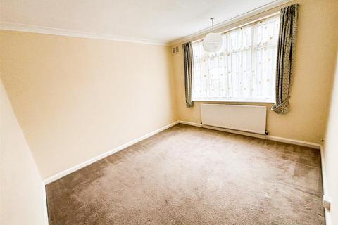2 bedroom ground floor flat to rent, Oak Wood Close, Woodford Green