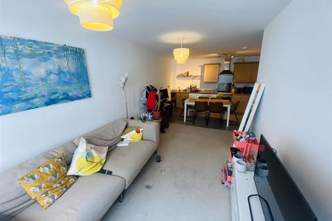 2 bedroom flat to rent, BPC02126 Cathedral Walk, Bristol