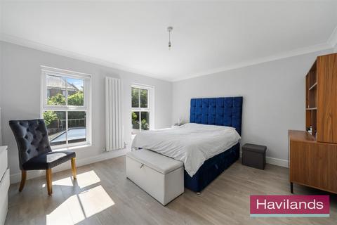 71 Macleod Road, London, N21 1SW