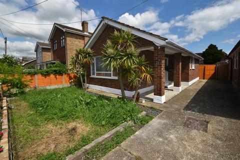 2 bedroom detached bungalow to rent, Lottem Road, Canvey Island SS8