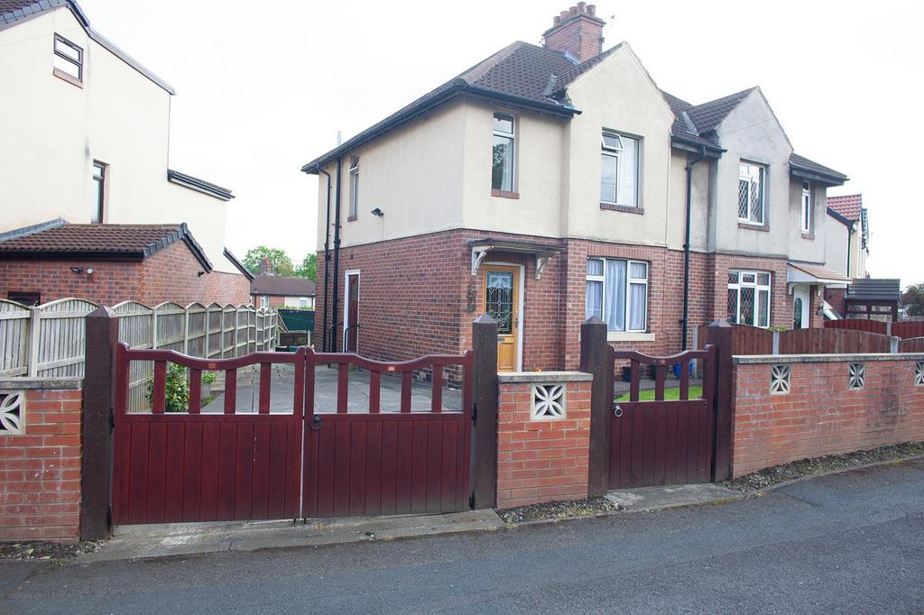 Ravens Crescent, Dewsbury 3 bed semidetached house for sale £190,000