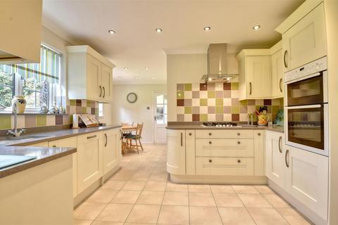 4 bedroom detached house for sale, Front Road, Woodchurch