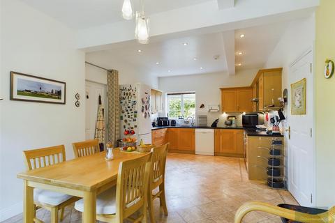 5 Chapel Close, Southwick, Trowbridge, BA14 9RY