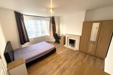 5 bedroom detached house to rent, Kenilworth Road, Ashford TW15