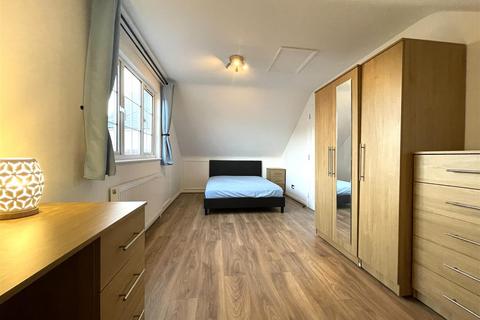 5 bedroom detached house to rent, Kenilworth Road, Ashford TW15