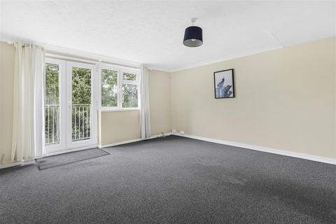 2 bedroom flat to rent, Hawkins Road, Cambridge CB4
