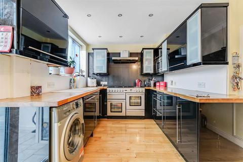 104 Hampton Road, Chingford, London, E4 8NR
