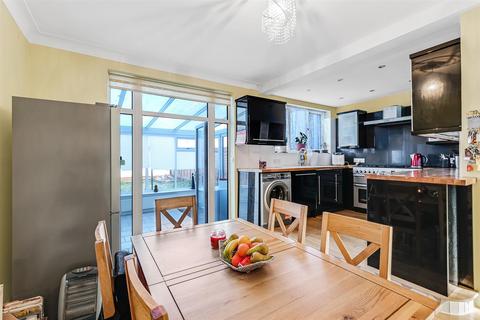 104 Hampton Road, Chingford, London, E4 8NR