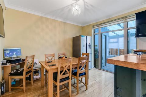 104 Hampton Road, Chingford, London, E4 8NR