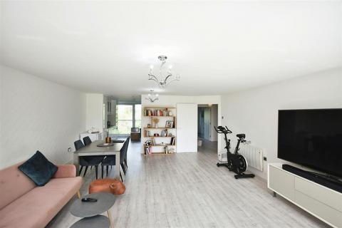 3 bedroom apartment for sale, Holland Gardens, Brentford